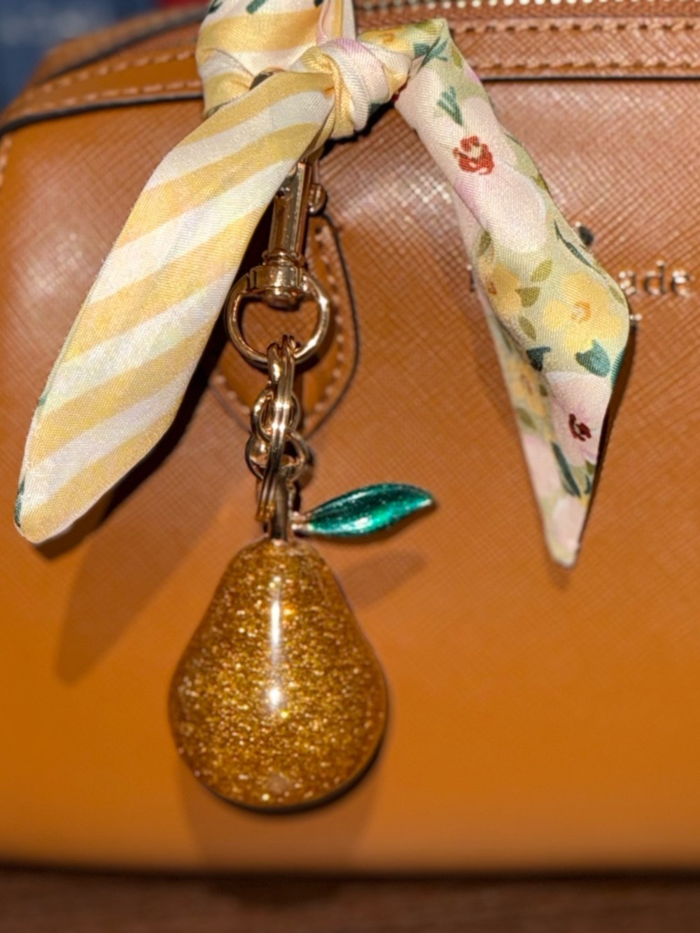 🍐Gold and Green Pear Keychain🍐 - Picture 4 of 4